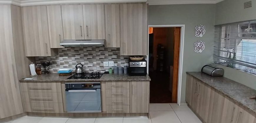 4 Bedroom House for Sale in Roodia