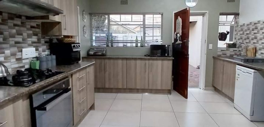 4 Bedroom House for Sale in Roodia