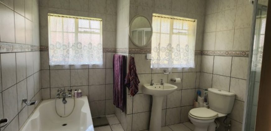4 Bedroom House for Sale in Roodia