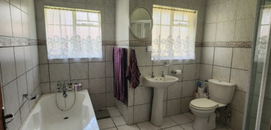 4 Bedroom House for Sale in Roodia